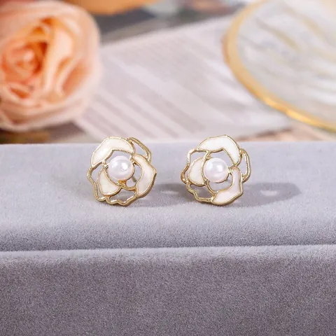 Set Gioielli Design Fiore Camelia per Donna Lega di Ferro Placcato Oro Perla d'Acqua Dolce Collana Orecchini Anello Set 3 Pezzi Accessori Moda