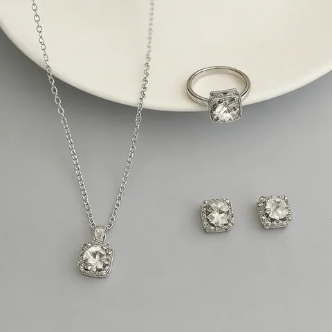 Elegante Lussuoso Set di Gioielli in Lega con Strass Collana Orecchini Anello Quadrato Halo per Donna Argento Accessori Moda