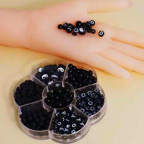 Schwarze Acryl Buchstabenperlen Lächeln Gesicht Yin Yang Polymer Ton Perlen Blumenbox Für DIY Armband Halskette Schmuckherstellung