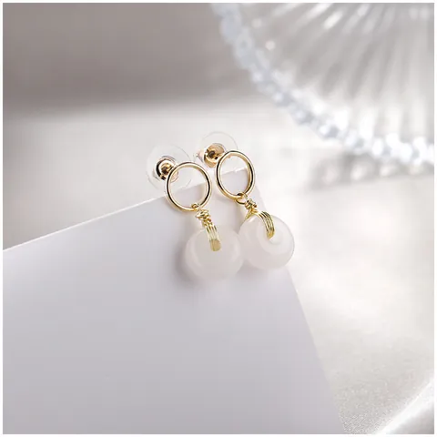 Boucles d'Oreilles Pendantes en Jade Naturel Ping'an Kou Style Coréen pour Femmes Élégantes Boucles d'Oreilles en Jade Blanc Enveloppées de Fil d'Alliage d'Or Cadeau