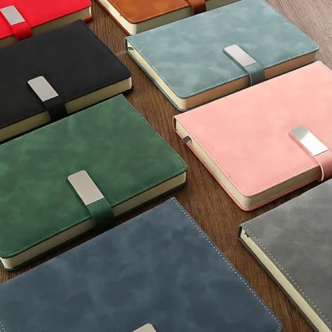 Cuaderno de Cuero Sintético de Negocios Estándar Diario de Reuniones de Gran Capacidad Con Hebilla de Metal Bloc de Notas A5 Minimalista