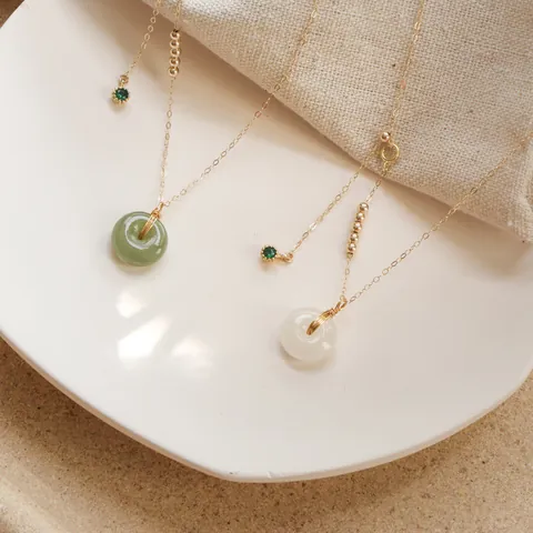 Halskette Mit Hetian-Jade Sicherheitsschnalle Anhänger Für Damen Minimalistische Vergoldete Schlüsselbeinkette Nischen-Design Jade-Schmuck Geschenk