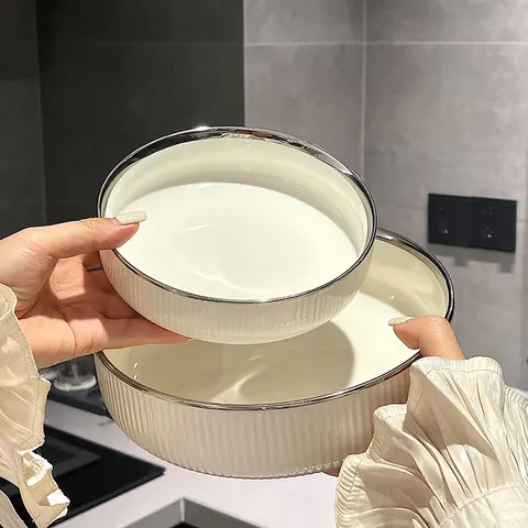 Assiette Creuse en Céramique Moderne Minimaliste à Rayures Verticales Avec Bord Argenté Assiette à Soupe Ronde Blanche Vaisselle de Cuisine