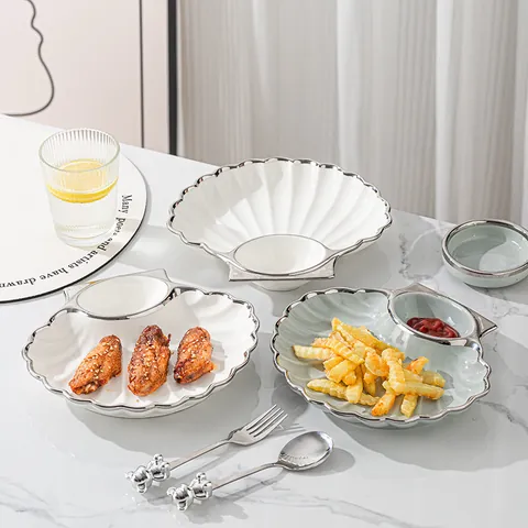Schelpvormig Keramisch Dumpling Bord Met Geïntegreerd Dipsausbakje Zilveren Rand Porseleinen Snack Serveerschaal
