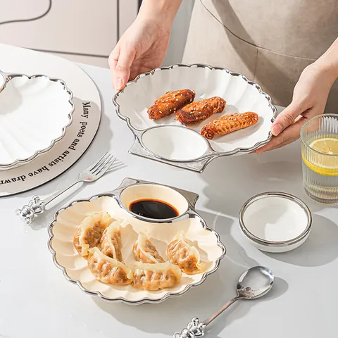 Schelpvormig Keramisch Dumpling Bord Met Geïntegreerd Dipsausbakje Zilveren Rand Porseleinen Snack Serveerschaal