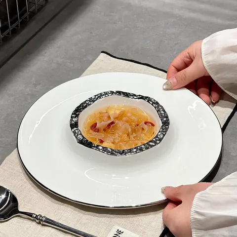 Assiette Volcan en Céramique Créative Bordure Argentée Minimaliste Plat de Service pour Dessert Sushi Vaisselle de Restaurant Haut de Gamme Assiette Décorative
