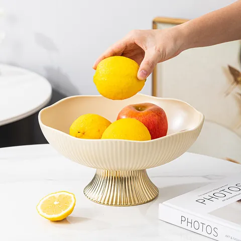 Assiette à Fruits en Céramique Luxe Bord Ondulé Bol à Dessert Rond Avec Base en Métal Doré Plat à Snack pour Salon Maison