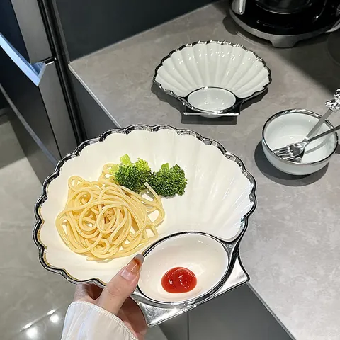 Piatto Diviso in Ceramica Minimalista Moderno Con Scomparto per Salsa a Forma di Conchiglia Bordo Galvanico Argento