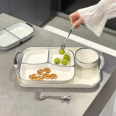 Assiette Divisée en Céramique Moderne Bord Argenté Service de Table en Porcelaine Pour Alimentation Saine Contrôle des Portions Avec Bol Couverts Manche Ours