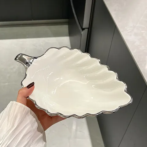 Bol en Céramique Moderne Forme de Feuille Porcelaine Blanche Bol à Salade Dessert Avec Bord Argenté Électroplaqué Vaisselle de Luxe pour Pendaison Crémaillère Banquet