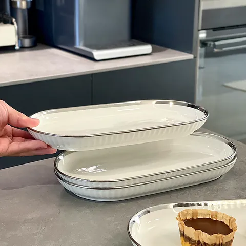 Plato de Pescado Ovalado de Porcelana Minimalista Nórdica Borde Galvanizado Plata Plato de Cena de Raya Vertical