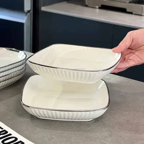 Assiette de Service en Céramique Carrée de Style Nordique Bord Électroplaqué Argent Porcelaine à Rayures Verticales pour Maison Cuisine Vaisselle Moderne