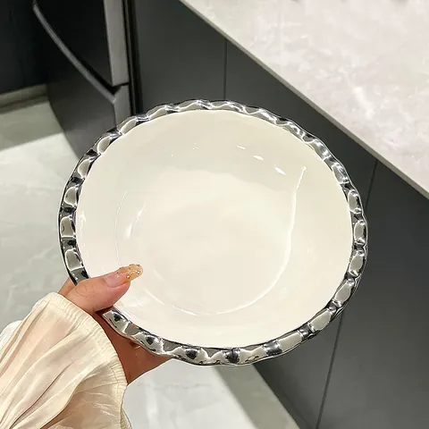 Bol à Soupe Grand en Céramique Moderne Bord Ondulé Irrégulier Bordure Argentée Électroplaquée Vaisselle Élégante pour la Cuisine