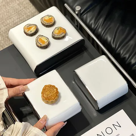 Assiette à Dessert Minimaliste en Céramique Forme d'Oreiller Porcelaine Blanche Plateau à Sushi Avec Bord Électroplaqué Argent