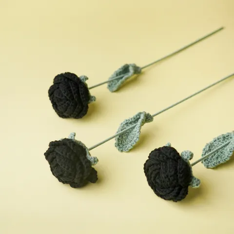 Rose Noire au Crochet Gothique Fleur Artificielle Tricotée à la Main Style Sombre Tige Florale Décorative pour Accessoires de Photographie Maison Fête