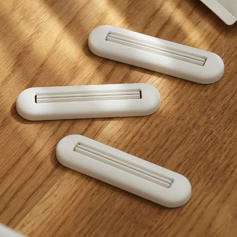 Manual Plastic Toothpaste Squeezer Bathroom Facial Cleanser Hand Cream Tube Squeezer Household Waste Reduction Tool White