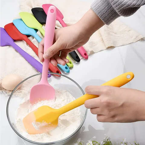 Spatule de Cuisine en Silicone Minimaliste Moderne Résistant aux Hautes Températures Racleur de Gâteau Mélangeur de Crème Avec Trou de Suspension Outil de Cuisson