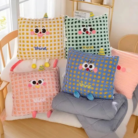 Lindo Dibujos Animados Doble Propósito Almohada Manta Plegable Edredón Tablero de Ajedrez Peluche Cojín de Viaje para Oficina Coche Hogar