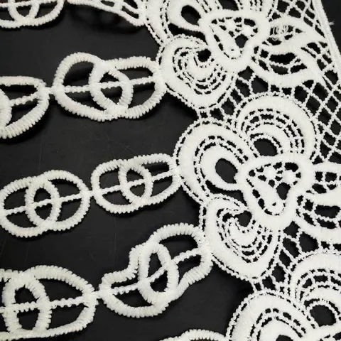 Elegante Bordura in Pizzo Idrosolubile in Seta di Latte Bianca Con Delicate Frange a Nappine Design Floreale Traforato DIY