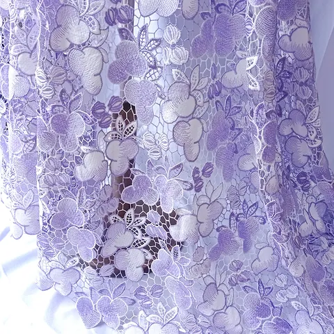 Tela de Bordado de Encaje Hidrosoluble Hueco 3D Patrón Floral Teñido en Hilo Pesado Tela de Poliéster Púrpura para Vestido de Novia Decoración
