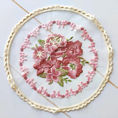 Tovaglietta Rotonda Ricamata Floreale di Lusso Sottobicchiere in Pizzo a Rete Delicato Elegante Tappetino Decorativo per Tavolo da Casa