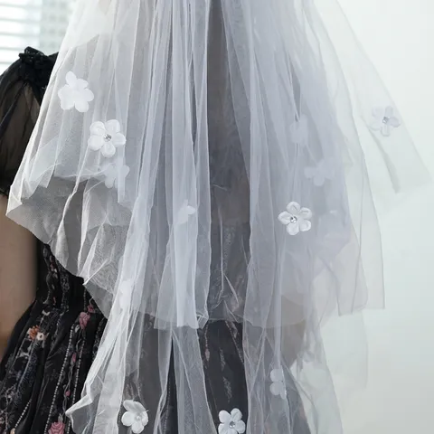 Weißer Doppellagiger Mori-Stil Tüll Brautschleier mit Blumenapplikationen und Strass für Hochzeit und Standesamt