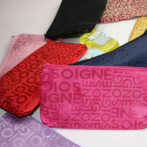 Trousse à Maquillage Créative avec Impression de Lettres pour Femmes Pochette à Cosmétiques en Nylon Rangement Portable avec Fermeture Éclair pour Rouge à Lèvres Pièces Organisateur de Voyage