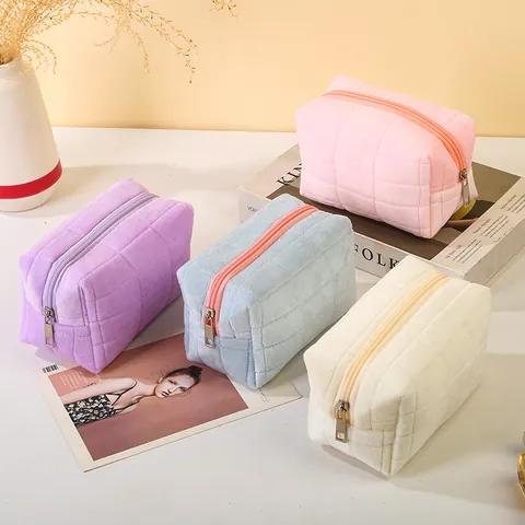 Trousse à Maquillage en Peluche Courte Matelassée Grande Capacité Sac à Cosmétiques Brodé Souple Pochette de Rangement Voyage Femme