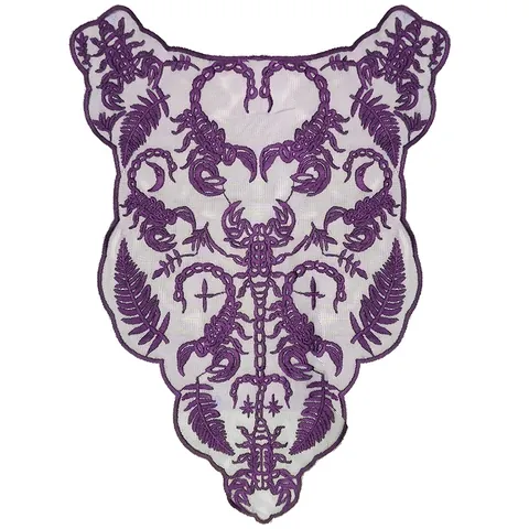 Scollo in Pizzo Ricamato a Forma di Scorpione Simmetrico Viola Scuro Applicazione in Rete di Poliestere per Decorazione Abbigliamento Donna