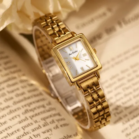 Montre à Quartz Rectangulaire pour Femme Luxe Style Rétro Boîtier en Alliage Bracelet en Acier Inoxydable Chiffres Romains Élégante Montre-Bracelet