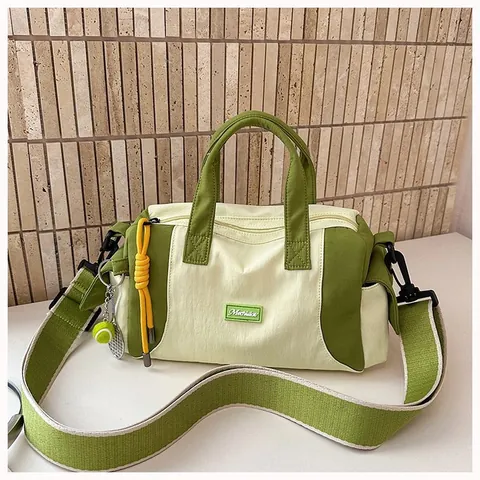 Sportliche Damen Kontrastfarbe Kissentasche Nylon Umhängetasche Gym Handtasche Mit Tennis-Anhänger Breiter Gurt Boston Bag Für Reisen