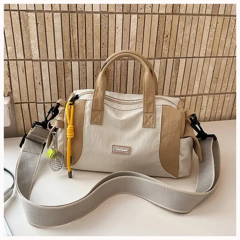 Sportliche Damen Kontrastfarbe Kissentasche Nylon Umhängetasche Gym Handtasche Mit Tennis-Anhänger Breiter Gurt Boston Bag Für Reisen