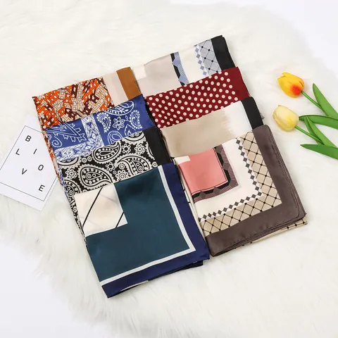 Elegante Dames Satijn Vierkante Sjaal Paisley Geometrisch Bedrukte Halsdoek Veelzijdige Zijdeachtige Hoofddoek Mode Accessoire Voor Dagelijks Gebruik