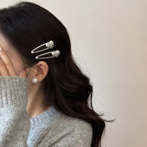 Korean Minimalist Matte Silver Alloy Heart Bow Hair Clip For Women Sweet Cool Side Fringe Duckbill Clip Artificial Pearl Decor