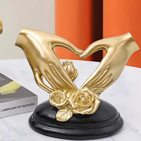 Goldene Harz Herz Hände Statue Mit Rosen Dekoration Romantische Hochzeit Paar Geschenk Haus Wohnzimmer Tisch Deko Ornament