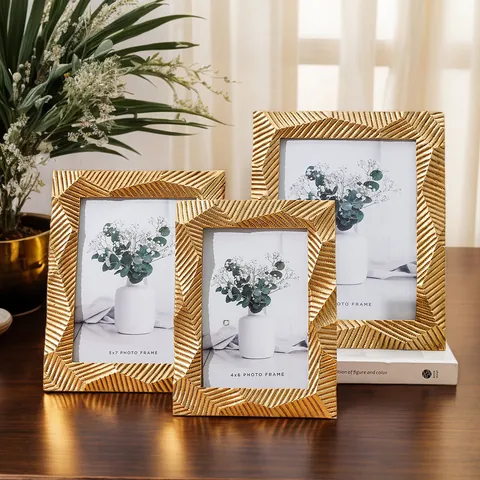 Marco de Fotos Decorativo Dorado con Patrón Geométrico Multifacético Moderno y Minimalista Marco de Resina Tallada para Pared y Mesa