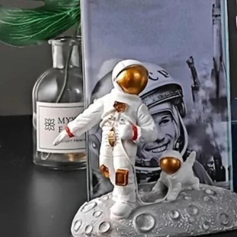 Creative Astronaut Resin Photo Frame Ornament Acrylic Space Theme Desktop Decoration For Graduation Wedding Home Office Decor