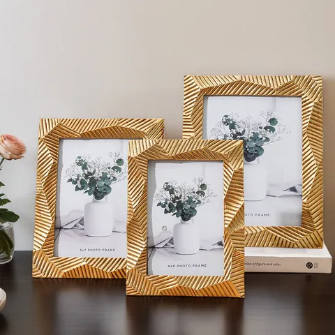 Marco de Fotos Decorativo Dorado con Patrón Geométrico Multifacético Moderno y Minimalista Marco de Resina Tallada para Pared y Mesa