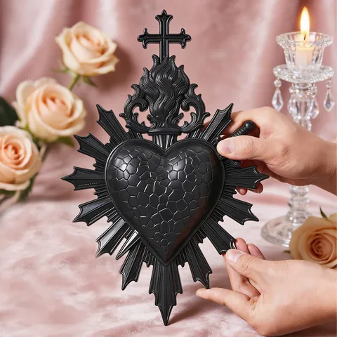 Europäische Vintage Heiligstes Herz Wanddeko Harz Schwert Durch Herz Skulptur Gotischer Palast Kunst Wandbehang Für Heim Gastfamilie
