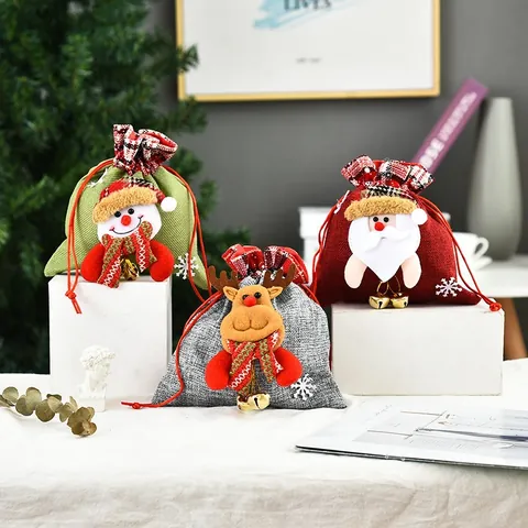 Christmas Drawstring Gift Bag Linen Candy Pouch With 3D Doll Miniature Bells Plaid Trim Festive Party Treat Bags Holiday Apple Wrap Supplies