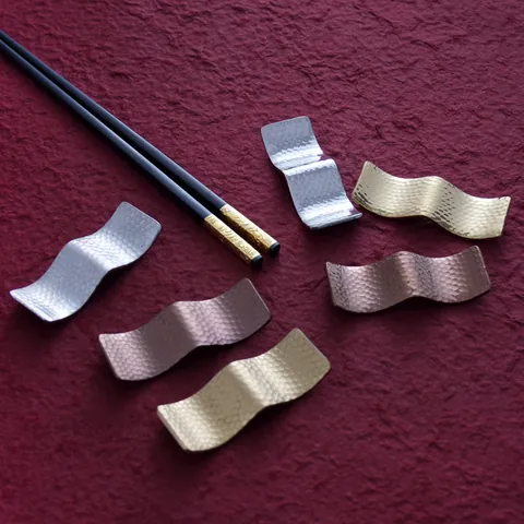 304 Stainless Steel Hammered Chopstick Rest Creative Wave Design Chopstick Holder Japanese Style Mirror Matte Finishes Dining Table Accessories