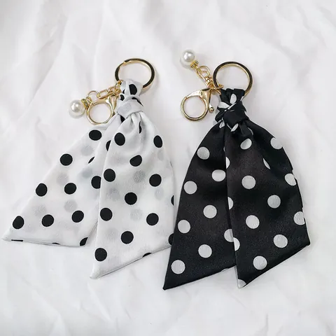 Klassieke Zwart-Wit Stippen Satijnen Sjaal Sleutelhanger Strik Tas Charm Met Kunstparel Legering Sleutelring Vrouwen
