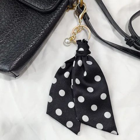 Klassieke Zwart-Wit Stippen Satijnen Sjaal Sleutelhanger Strik Tas Charm Met Kunstparel Legering Sleutelring Vrouwen