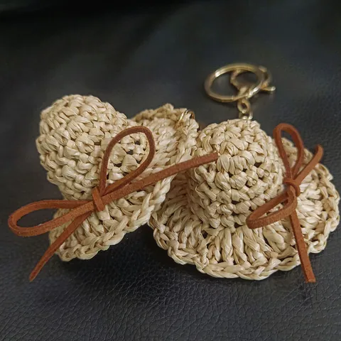 Porte-clés Mini Chapeau de Paille Tissé à la Main Style Coréen pour Femmes Charme de Sac Chapeau Décoratif avec Nœud en Raphia et Anneau en Métal