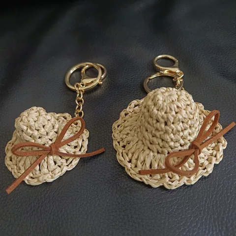 Porte-clés Mini Chapeau de Paille Tissé à la Main Style Coréen pour Femmes Charme de Sac Chapeau Décoratif avec Nœud en Raphia et Anneau en Métal