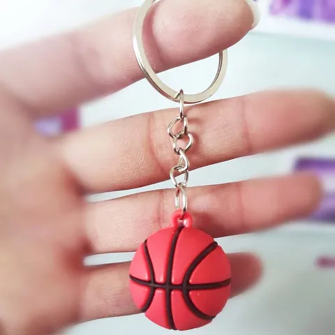 Llavero de Pelota Deportiva de Simulación 3D de Silicona Suave Fútbol Baloncesto Tenis Rugby Llavero para Colgante de Mochila Escolar Regalo Deportivo