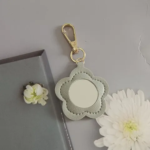 Porte-Clés en Cuir PU Floral Avec Miroir de Maquillage Portable Pour Femme Pendentif de Sac Accessoire Fermoir Mousqueton Cadeau