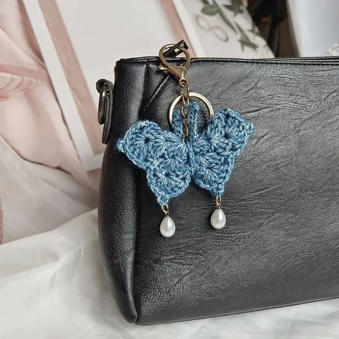 Porte-clés Papillon Crocheté à la Main Avec Gland en Perle Artificielle Pendentif de Sac Mignon en Tricot de Fil Cadeau pour Femme