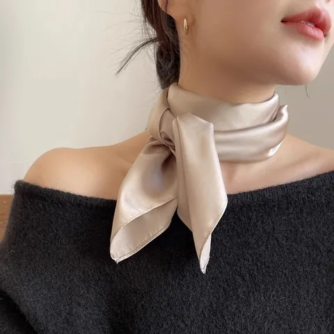 Foulard Carré en Satin pour Femmes Couleur Unie Bandana Élégant Chic Effet Soie pour Accessoires de Mode Bureau Quotidien