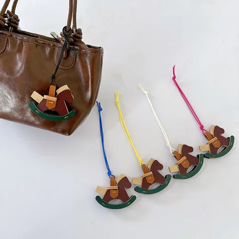 Ciondolo per Borsa a Forma di Cavallo a Dondolo in Pelle Fatto a Mano Pendente in Legno Accessorio per Donne